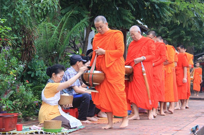 Luang Prabang Early Morning Alms Giving and Wet Market - Clothing, cameras, and practical preparation