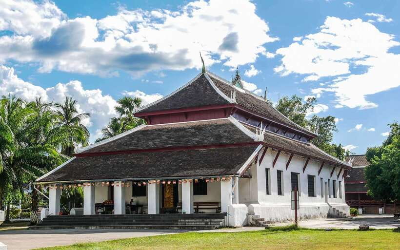 Luang Prabang Private Full-Day Tour and Lunch - Wat Mai and the climb up Mount Phousi