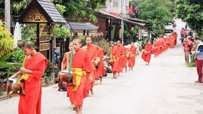 Luang Prabang: Private Must-See Sights and Mount Phousi Tour - Seeing Wat Xiengthong’s carved details