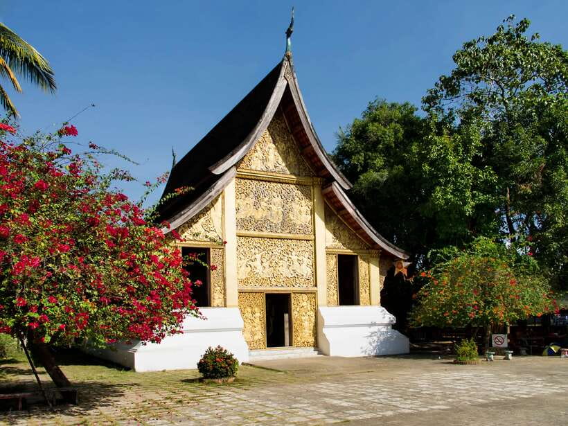 Luang Prabang: Private Must-See Sights and Mount Phousi Tour - Browsing the night market after dark