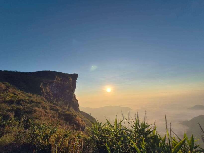 Transfer : wonder full Sunrise and landscape at Phu Chifa - Local Hmong and Yao communities