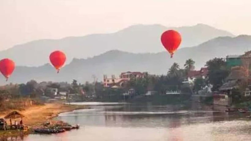Vang Vieng: Hot Air Balloon Ride with City Hotel Pickup - How to choose between sunrise and sunset