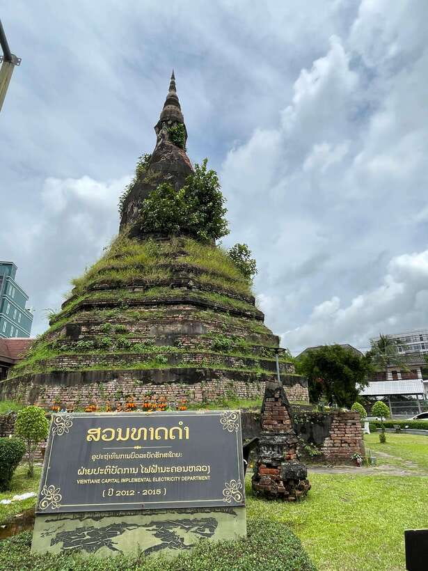 Vientiane: Half-Day City Tour with Patuxai and Buddha Park - Patuxai and the story behind the Victory Gate