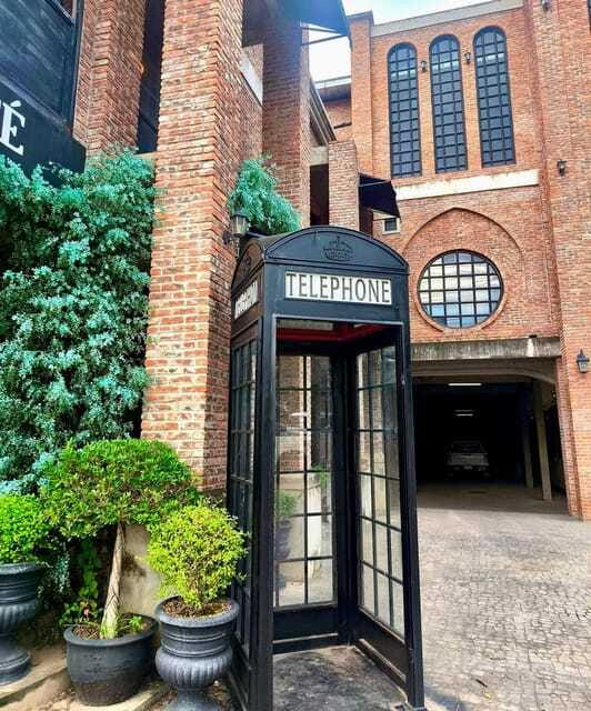 Vientiane IG tour & Patuxay monument - The Art House Café finishes with a creative touch
