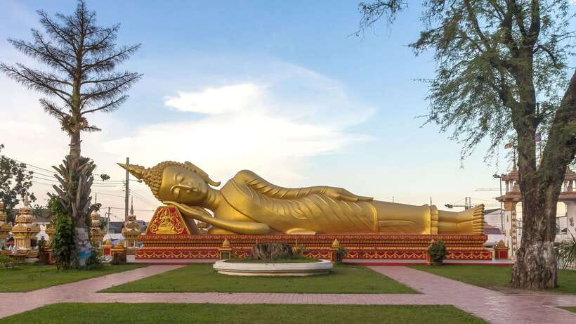Vientiane: Private Full-day Must-See Sights & Sunset Tour - Patuxay Monument and Laos’s story of independence