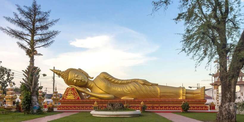 Vientiane: Private Full-day Must-See Sights & Sunset Tour - Talad Sao Market, old stalls and modern shopping